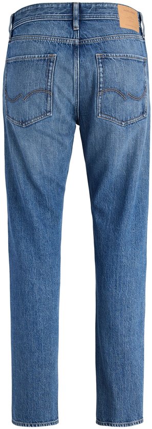 Achterkant van een blauwe spijkerbroek met rechte pasvorm, met twee achterzakken en een bruin label.