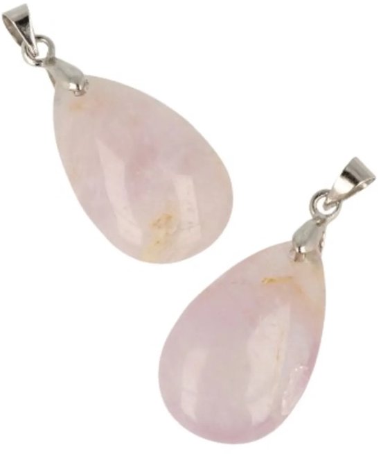 Twee druppelvormige hangers van roze kwarts met zilveren bevestiging.
