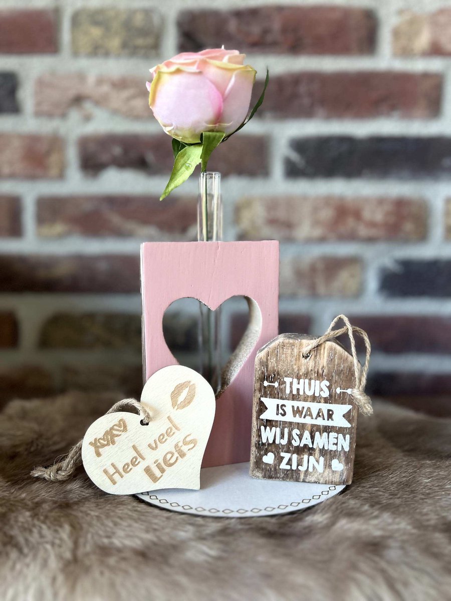 Creaties van hier – Cadeau pakket hangertje Thuis is waar wij samen zijn - Blok hart roze met buisje en roos – teksthanger thuis - met houten hartje -