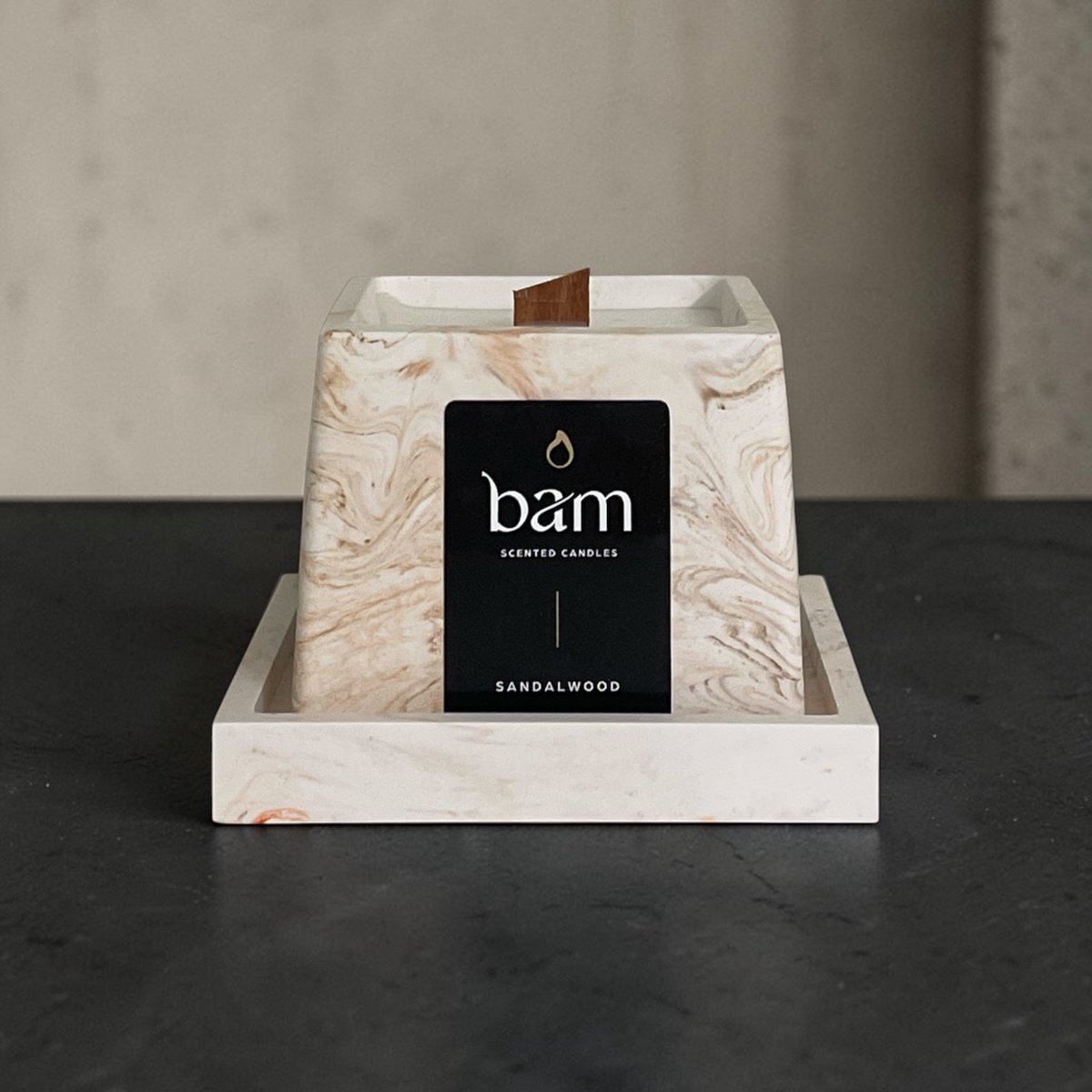 Bam Sandalwood Geurkaars met Houten Wiek – Bruin-Oranje Gemarmerd Vierkant Potje – Vegan Geurkaars van Natuurlijke Zonnebloemwas – 30 Branduren – Sandelhout bruin/oranje