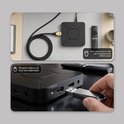Boven: Een zwarte TV Box, HDMI-kabel en afstandsbediening op een bureau. Onder: Een USB-stick wordt in de TV Box gestoken.