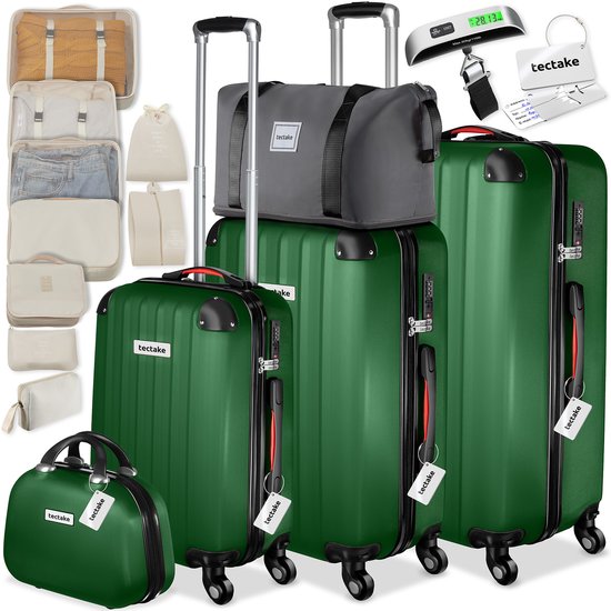 Set van groene koffers, beautycase, reistas, bagageweegschaal en accessoires.