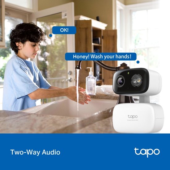 Jongen wast handen, Tapo camera met tweeweg audio functie.