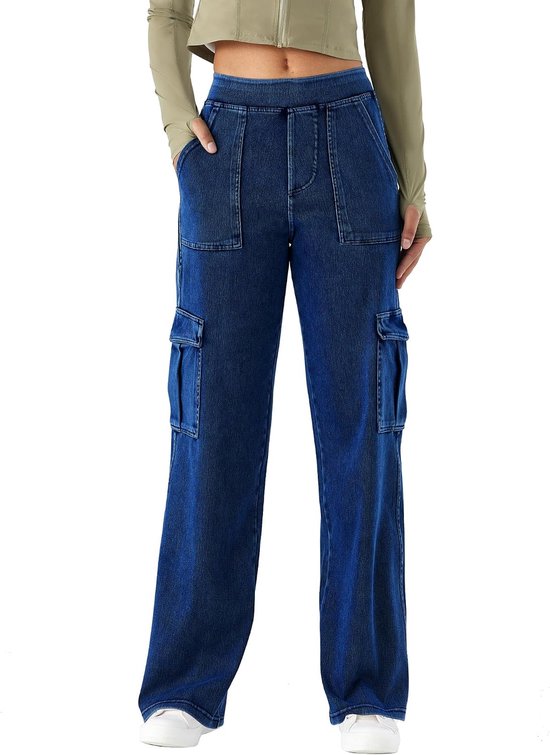 Donkerblauwe denim cargobroek met rechte pijpen, hoge taille, voor- en zijzakken, gedragen met witte sneakers.