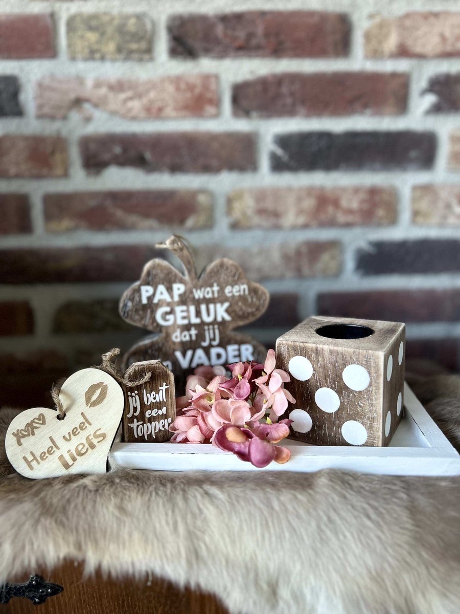 Creaties van hier – met houten hartje - Cadeau pakket Pap wat een geluk 15x25 cm - Dienblad wit - dobbelsteen kaarshouder - bloemetje - teksthanger topper - hanger klavertje4 pap