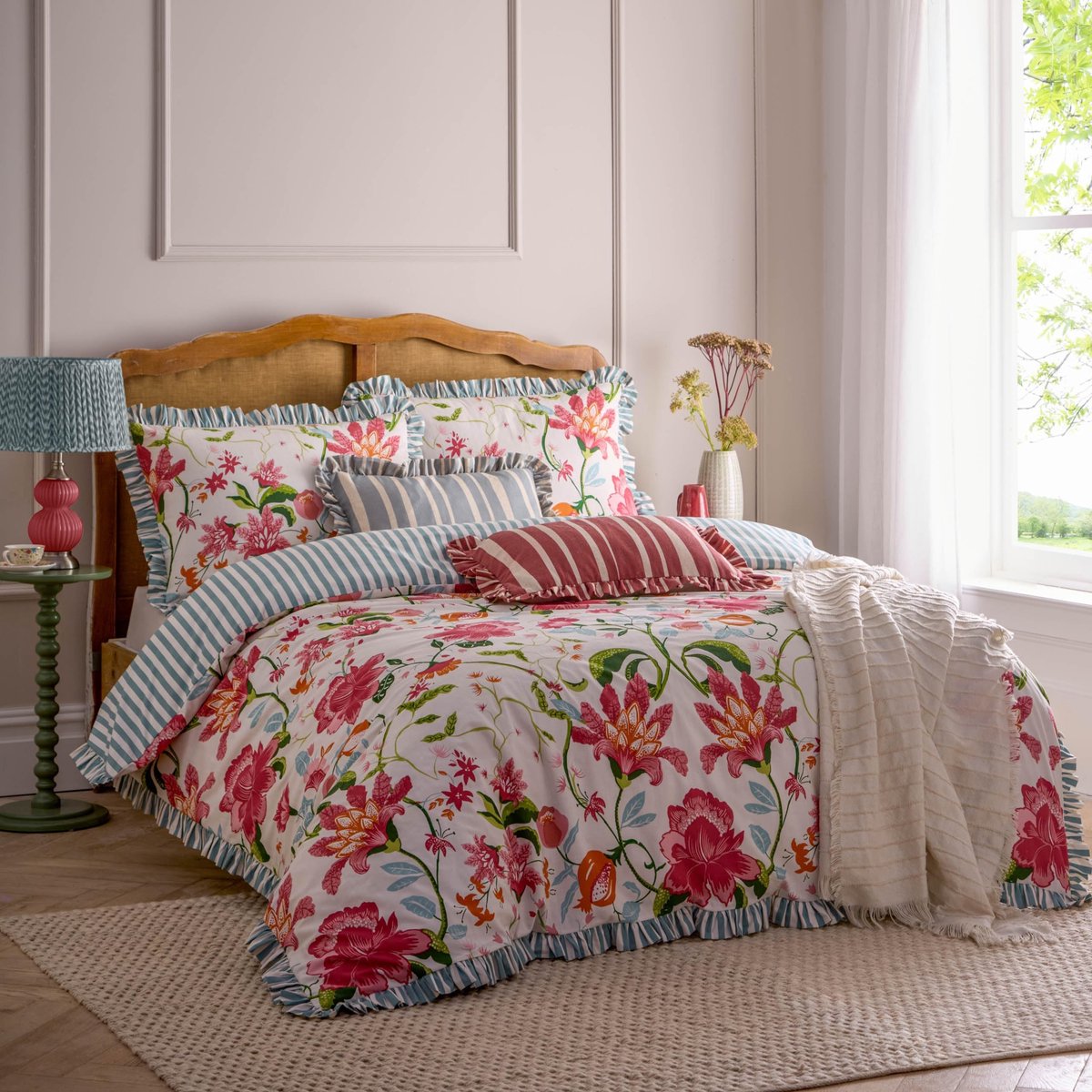 Omgoods - Claudia Bloemen Ruffle Dekbedovertrek Set Super King