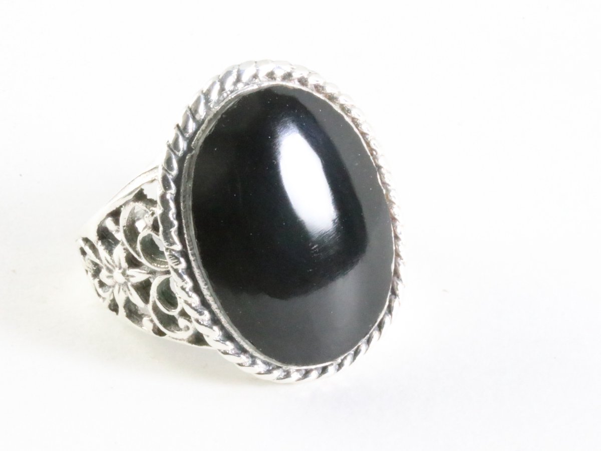 Zware bewerkte zilveren ring met onyx - maat 21