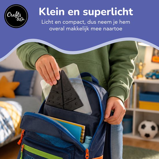 Enfant range un support de dessin noir avec écran transparent dans un sac à dos bleu. Texte : Petit et super léger