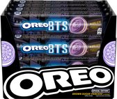 Een display met verpakkingen Oreo BTS koekjes, paars met "OREO BTS" en een paars koekje met "BTS OREO".