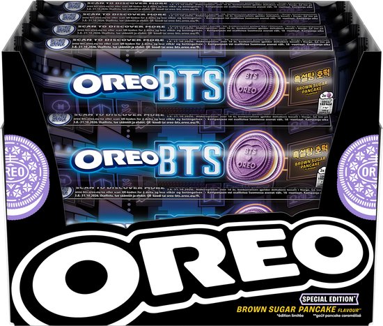 Een display met verpakkingen Oreo BTS koekjes, paars met "OREO BTS" en een paars koekje met "BTS OREO".