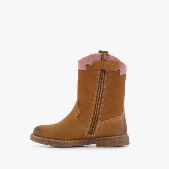 Cognackleurige cowboylaars van suède met roze accenten, sterdetail en ritssluiting aan de zijkant.