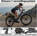 Een vrouw rijdt op een grijze TTGO C5 e-bike met Shimano 7-versnellingssysteem.