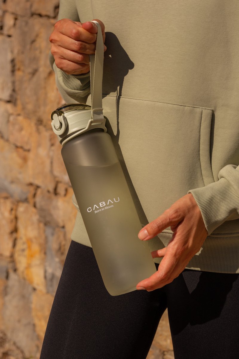 Cabau - Bloom Waterfles / Drinkfles - 1 liter - Pistachio Green - Handige drinktuit & unieke maataanduiding - BPA- & Lekvrij - Drinkfles met rietje volwassenen - Drinkfles volwassenen - Cadeau voor haar — cadeau in Sport & Outdoor - foto 4