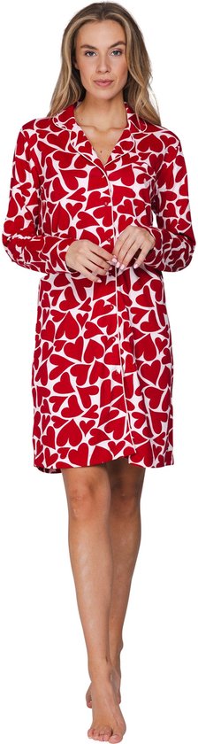 Model in rood nachthemd met witte hartjesprint, staand, met de handen voor de buik.