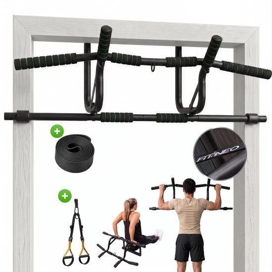 Zwarte pull-up bar met groene handvatten in een witte deuropening. Inclusief weerstandsband en suspension trainer.