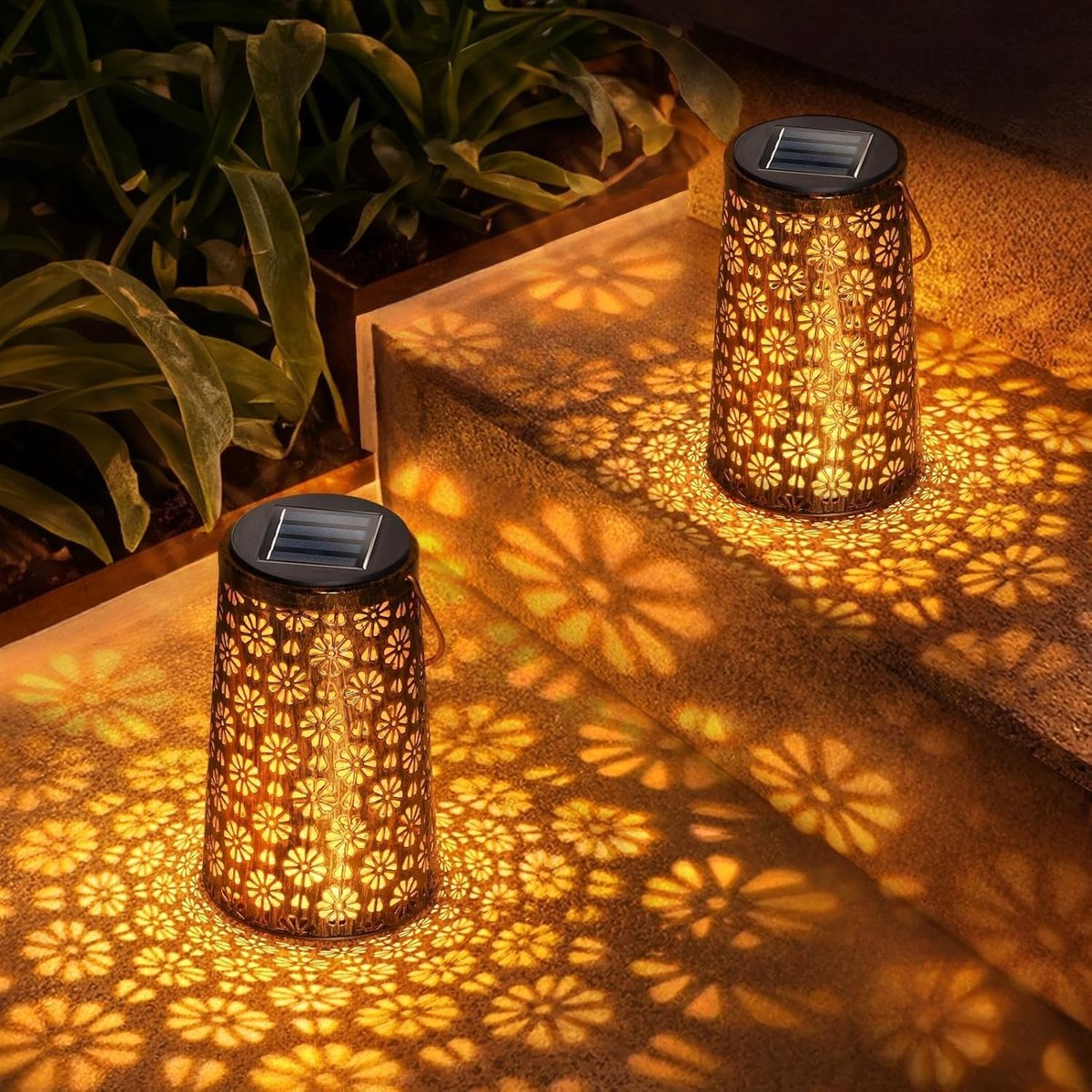 SnelShoppen - Solar Tuinverlichting 2 Stuks Vintage LED Lantaarn met Bloem Motief, IP65 Waterdicht en Automatische Verlichting, Decoratieve Lantaarn v