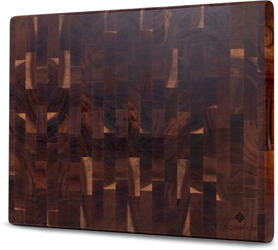Een houten snijplank van SOPHIOR met een mozaïekpatroon van donkere en lichte houten blokjes.
