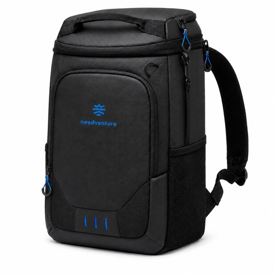 Sac à dos isotherme noir Needventure avec logo bleu et accents bleus sur les fermetures éclair et le devant.