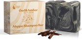 Groene Fadel Aleppo Shampoo Bar Oudh & Amber, met marmeren grijs-witte patronen en stukjes oudhout.