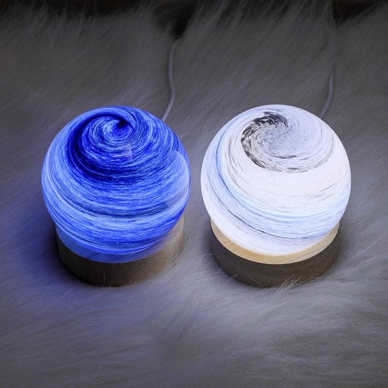 Sterrenhemel oplaadbare touchscreen planetenlamp - Glazen nevel nachtlampje - Nachtlampje met houten voet - Decoratief cadeau voor op het bureau in de slaapkamer - 8*8*8 cm — afbeelding 3