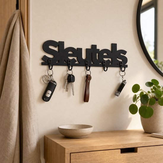 Zwart sleutelrek met de tekst 'Sleutels' in een interieur. Met autosleutels, huissleutels, sleutelhanger en zaklampje.