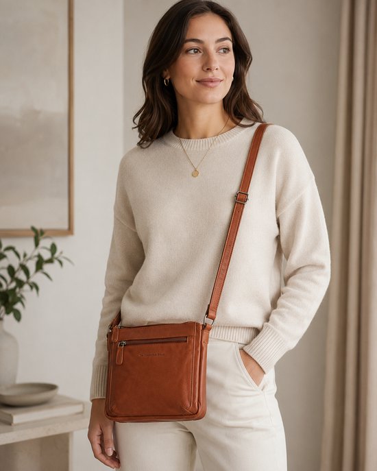 Dames schoudertas van cognac bruin leer van The Chesterfield Brand. Model met verstelbare schouderband en ritsvakken.