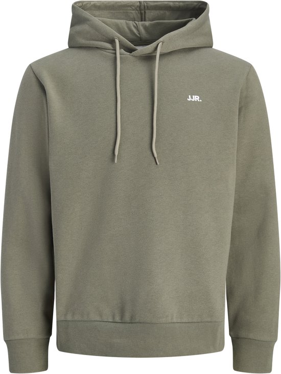 Un sweat à capuche vert olive avec cordon de serrage. Le logo 'JJR.' est petit sur la poitrine gauche.