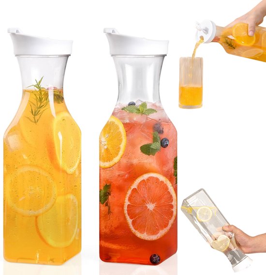 Twee doorzichtige kannen met witte deksels gevuld met fruitige dranken. Een met sinaasappelschijfjes en rozemarijn, de ander met grapefruit en bosbessen.