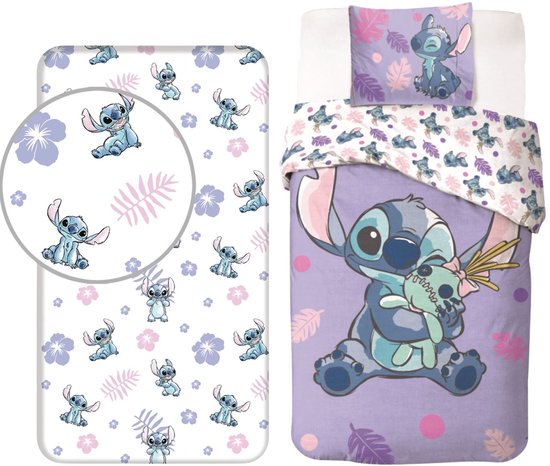 Dekbedset met Stitch. De kussensloop en dekbedovertrek hebben een grote afbeelding van Stitch met een knuffel. De hoeslakens zijn bedrukt met kleine Stitch-figuurtjes en paarse en roze bloemen.