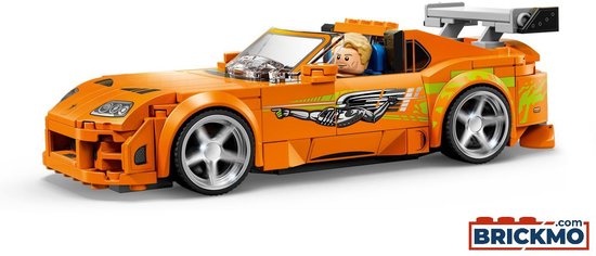 Oranje LEGO Toyota Supra MK4 met groene graphics en bestuurder, vanuit de zijkant.
