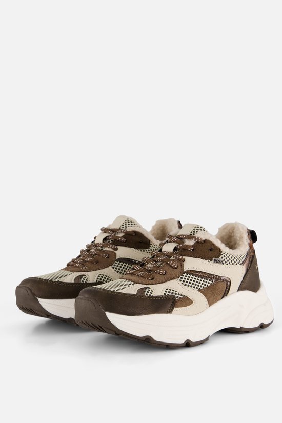 Paar beige Posh sneakers met bruine en luipaardprint accenten, en teddy voering.