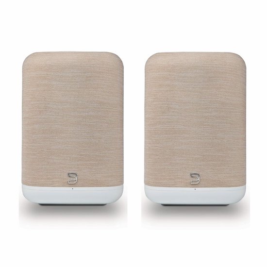 Twee beige Bluesound Pulse Flex draadloze streaming speakers met witte onderkant.