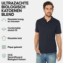 Man in donkerblauw poloshirt met klassieke kraag en korte mouwen. 'Ultrazachte biologisch katoenen blend'.