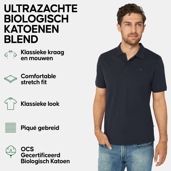 Man in donkerblauw poloshirt met klassieke kraag en korte mouwen. 'Ultrazachte biologisch katoenen blend'.