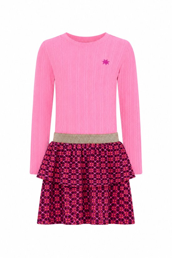 Roze trui met kabelpatroon en roze ster. Roze ruitjesrok met ruches. Gouden ceintuur.