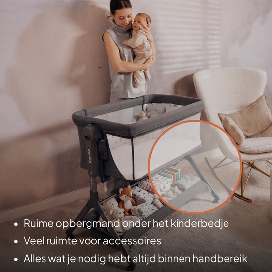 Lit cododo gris avec une femme tenant son bébé. Le panier de rangement en dessous est rempli de jouets et d'accessoires.