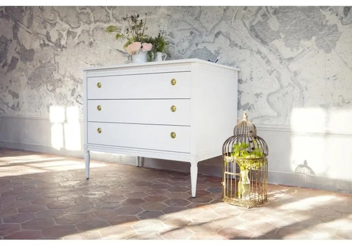 Gustavienne commode wit