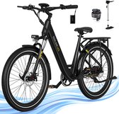 Zwarte RCB elektrische fiets met 'ROCK OUR LIFE' op de schuine buis, met spatborden, bagagedrager en accessoires zoals een pomp en slot.