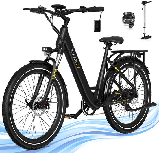 Zwarte RCB elektrische fiets met 'ROCK OUR LIFE' op de schuine buis, met spatborden, bagagedrager en accessoires zoals een pomp en slot.