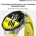 Huawei Watch GT 7 Pro met zilveren kast en geel bandje, wijzerplaat toont ski-icoon.