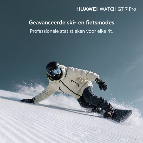 Snowboarder in actie op een besneeuwde helling, met een lichte jas en helm.