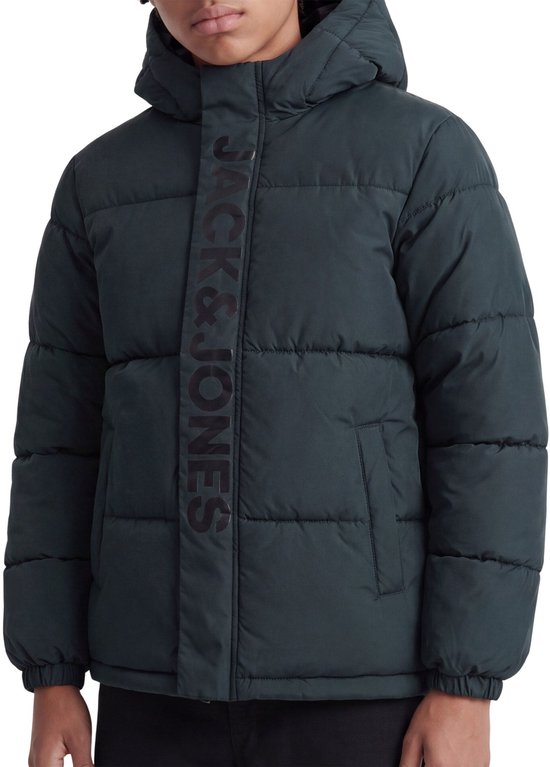 Jongens jas van Jack & Jones, donkergroen, met capuchon en verticale 'JACK & JONES' opdruk op de borst. Close-up.