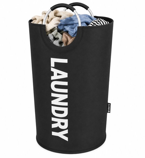Zwarte wasmand met witte tekst "LAUNDRY" en zilverkleurige handvatten, gevuld met diverse kledingstukken.