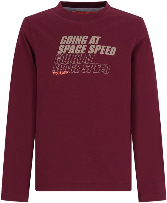 Wijnrode longsleeve met tekst 'GOING AT SPACE SPEED' in beige en rood.