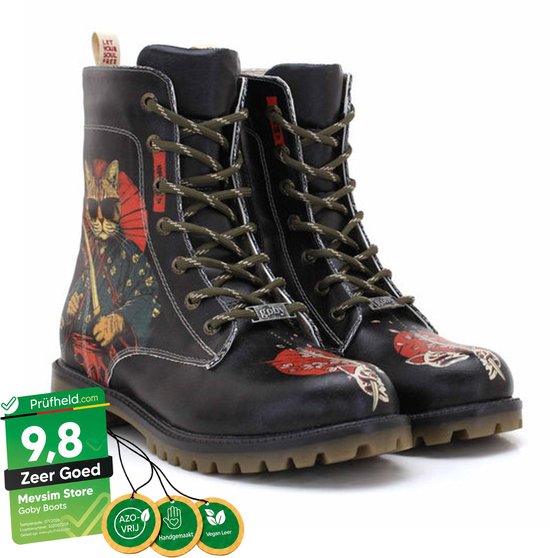 Bottes lacées noires Goby avec un imprimé détaillé d'un chat en tenue de samouraï, parapluie japonais et détails de fleurs rouges. "LET YOUR SOUL FREE".