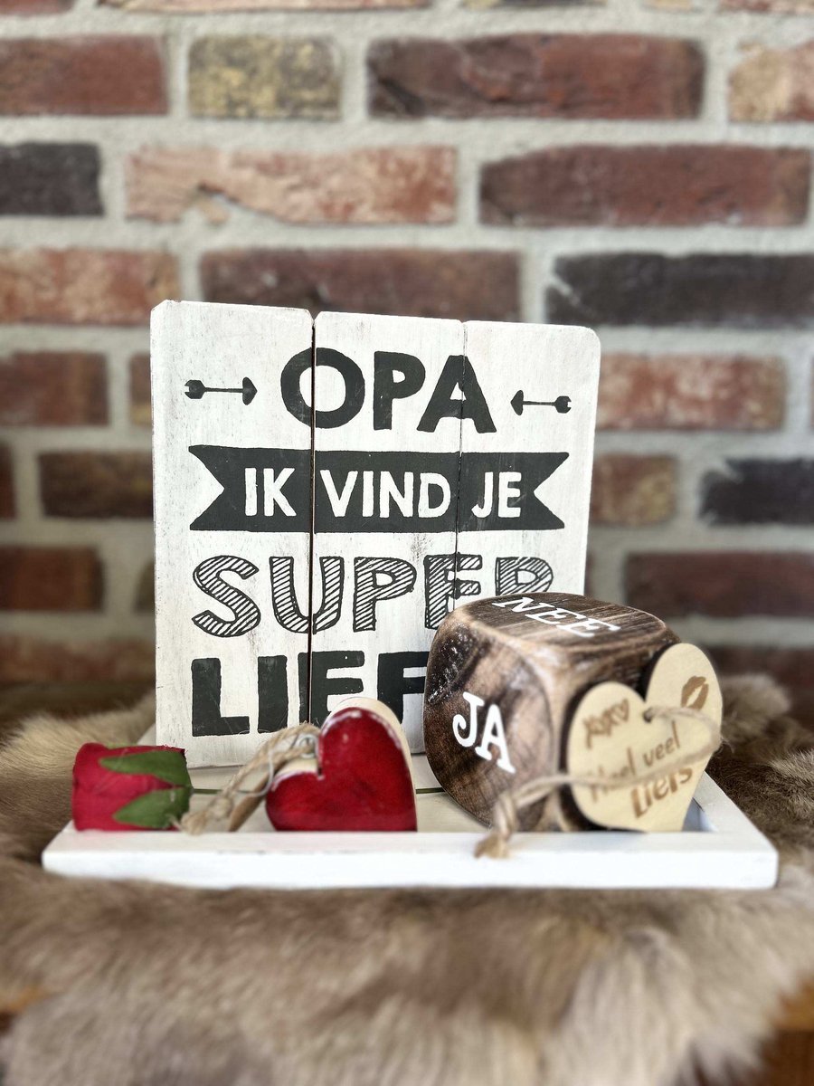 Creaties van hier – dienblaadje wit - Rode roos - rood hart - dobbelsteen Ja en Nee - tekstbordje Opa superlief - met houten hartje