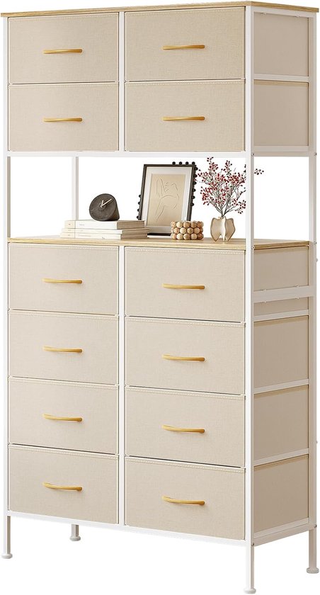 Detail van de ladekast met 12 beige lades, een open plank met decoratie en een houten bovenblad.