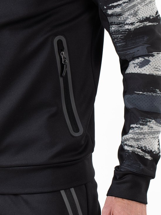 Zwarte sportbroek met camouflageprint en ritszak. Detail van het sportjack van een man.