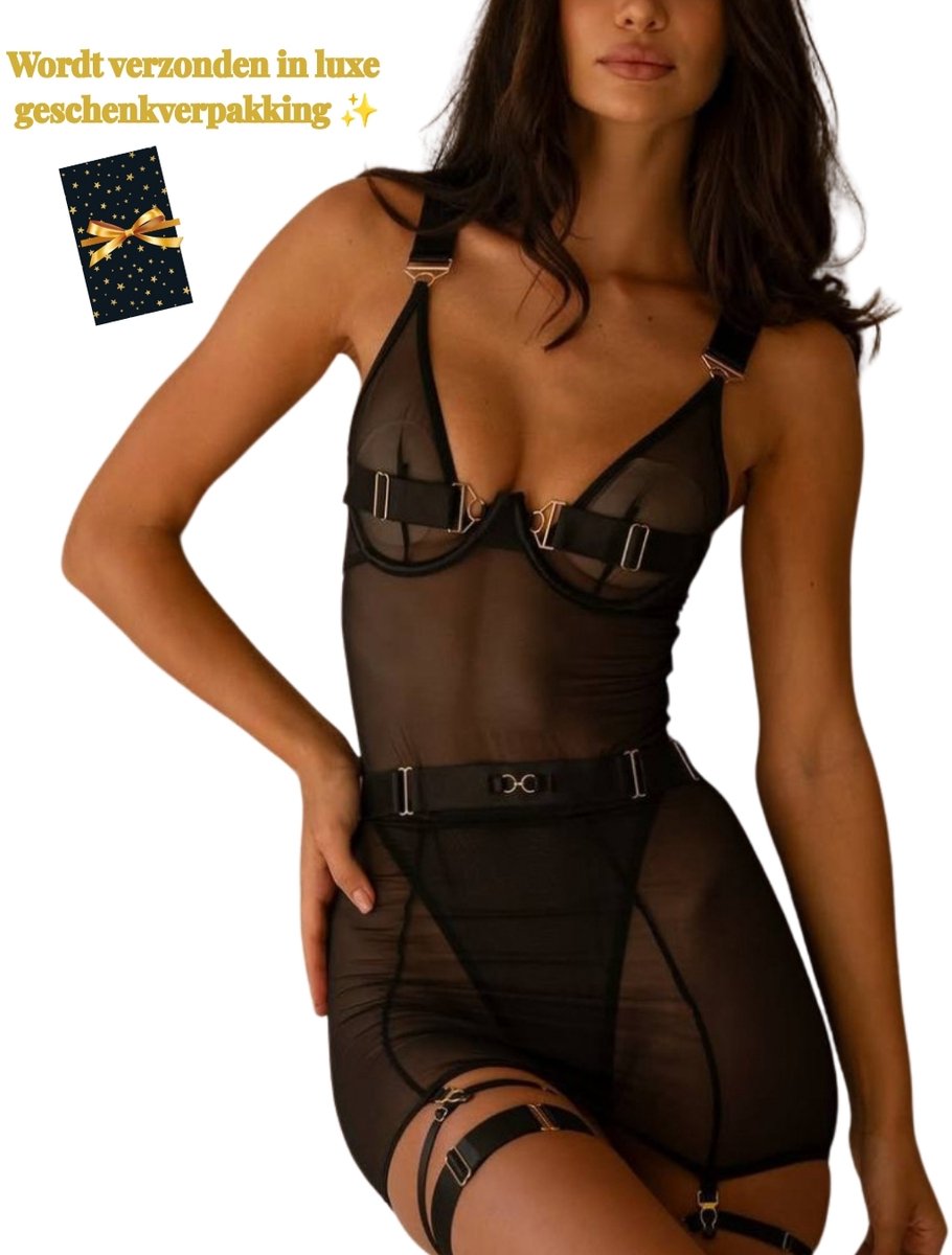 Dare to Undress – Luxe Lingerieset – Lingerie Erotisch – Sexy Lingerie – 4-delige set – Zwart Mesh – Lingerie Setje – Verleidelijke Body met Jarretels & Transparant Rokje – Chique Jurkje– Luxe –Boudoir Look – Kinky – Erotisch – Zwart – Maat XS, S, M