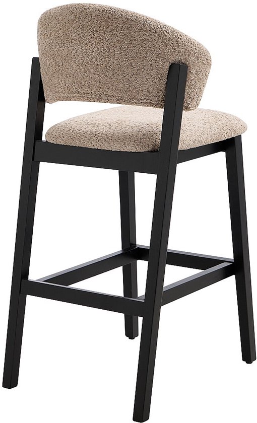 Barkruk met gebogen rugleuning en zitting in taupe teddystof, zwart houten frame en voetensteun.